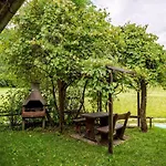Semesterbostad Bela Luna - Charming Garden Near Bled *